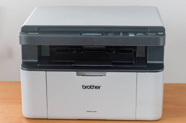 Pruszcz Gdanski, Polonya - 9 Mart 2020: Kardeş DCP-1610WE Compact Mono Lazer All-In-Wi-Fi Yazıcısı.