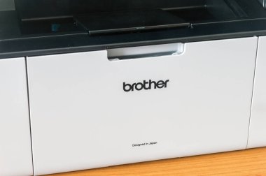 Pruszcz Gdanski, Polonya - 9 Mart 2020: Kardeş logosu ve DCP-1610WE Compact Mono Laser All-In-Printer.