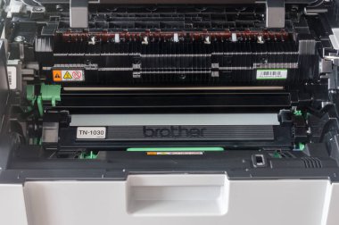 Pruszcz Gdanski, Polonya - 9 Mart 2020: DCP-1610WE Compact Mono Laser içerisindeki toner TN1030 'a yakın çekim.