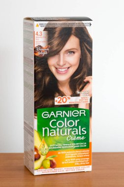 Pruszcz Gdanski, Polonya - 15 Mart 2020: Garnier renk saç boyası.