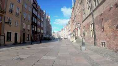 Gdansk, Polonya - 22 Mart 2020: Belediyeli eski Gdansk kasabası. COVID-19 salgını sırasında boş şehir.
