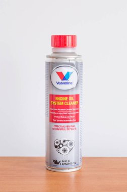 Pruszcz Gdanski, Polonya - 29 Mart 2020: Valvoline motor yağı sistem temizleyici.