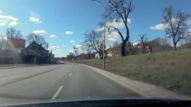Gdansk, Polonya - 22 Mart 2020: COVID-19 salgını sırasında arabadan Gdansk görünümü.