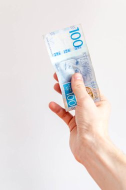 Elinde 100 İsveç kronu var. Greta Garbo 'nun portresiyle İsveç banknotu.