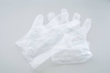 Covid-19 koruması için ucuz şeffaf eldivenler..