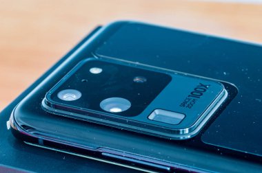 Pruszcz Gdanski, Polonya - 8 Nisan 2020: Karton kutu üzerinde yeni Samsung S20 Ultra 5G kameraların yakın çekimi.
