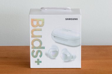 Pruszcz Gdanski, Polonya - 13 Nisan 2020: Samsung Galaksi Buds + kulaklık Kutusu.