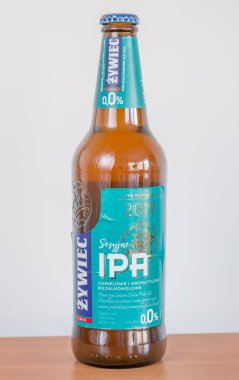 Pruszcz Gdanski, Polonya - 11 Nisan 2020: Bir şişe Zywiec Sesyjne IPA alkolsüz bira.