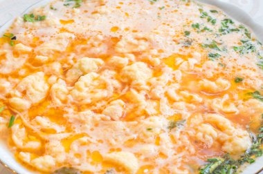 Domates çorbasıyla şeritli erişteyi yakından çek..