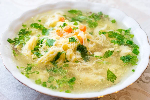 麺スープとパセリのスーププレート — ストック写真