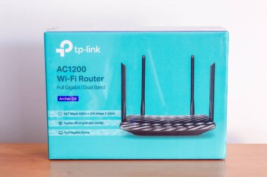 Pruszcz Gdanski, Polonya - 24 Nisan 2020: TP-Link Archer C6 AC1200 Wi-Fi yönlendirici.