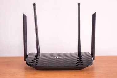 Pruszcz Gdanski, Polonya - 24 Nisan 2020: TP-Link Archer C6 AC1200 Wi-Fi yönlendirici.