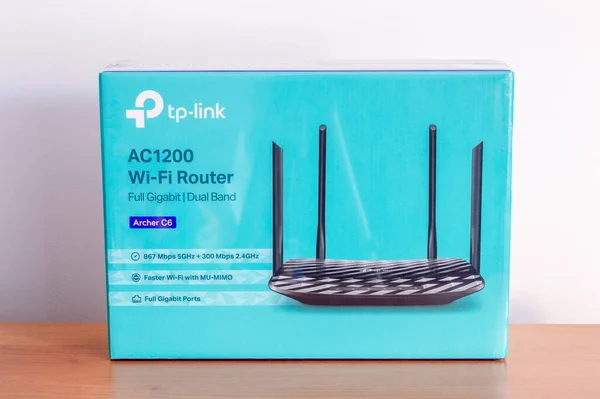 Pruszcz Gdanski, Polonya - 24 Nisan 2020: TP-Link Archer C6 AC1200 Wi-Fi yönlendirici.