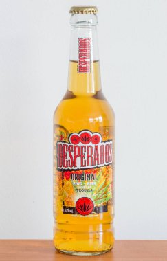 Pruszcz Gdanski, Polonya - 29 Nisan 2020: Bir şişe Desperados tekila birası.