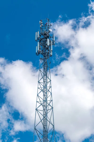 Torre Telecomunicaciones Cielo Azul Con Nubes — Foto de Stock