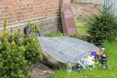 Juszkowo, Polonya - 15 Mayıs 2020: Juszkowo 'da Jerzy Popieluszko' nun yanındaki tarihi mezarlık.