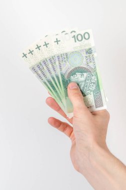 Beş yüz PLN banknot sağ elde tutulur.