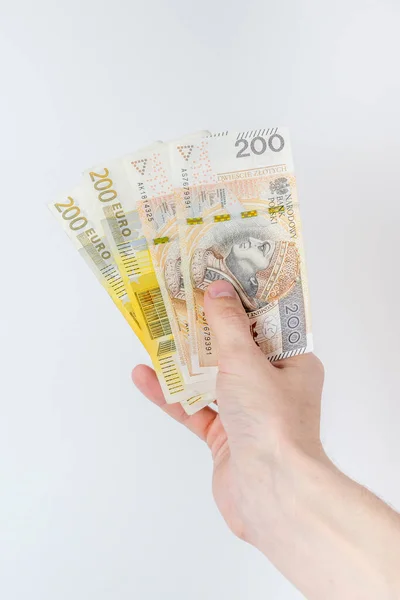 200 Eur Und 200 Pln Banknoten Der Rechten Hand — Stockfoto