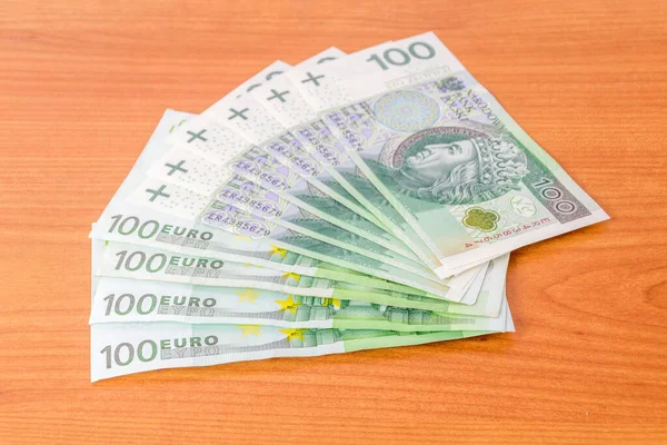 100 Евро 100 Злотых Банкнот Деревянном Столе — стоковое фото
