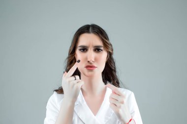 İnsanlar, kozmetoloji, estetik cerrahi ve güzellik konsepti - cerrah ya da güzellik uzmanı elleri beyaz arka plan üzerinden kadına dokunuyor