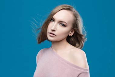Sağlıklı saçlı kadın cilt güzellik yüz güzel gözler dudaklar temiz cilt doğal moda spa genç bayan model