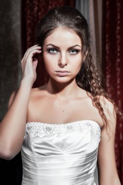 Lüks gelin koyu bir arka planda pencerede giyinmeli..