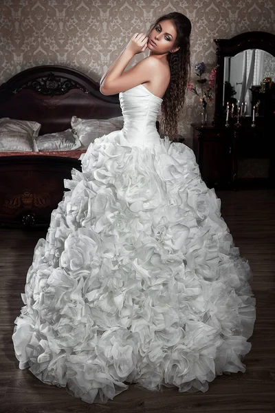 珍しいスカートと豪華な排他的な結婚式のドレスで花嫁 婚約者を待ってる — ストック写真