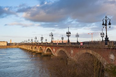 Bordeaux, taş köprüde Garonne Nehri, Fransa