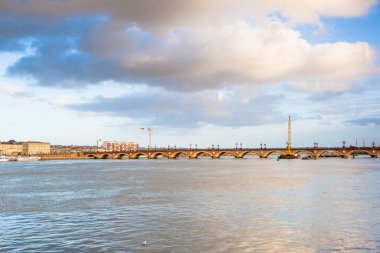 Bordeaux, taş köprüde Garonne Nehri, Fransa