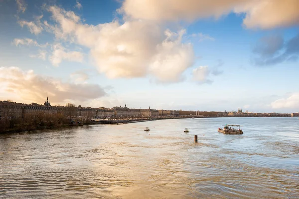 Bordeaux, görüntülemek Frangı Garonne Nehri üzerinde taş Köprüsü'nden
