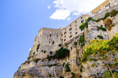 Tropea kayalıklarla