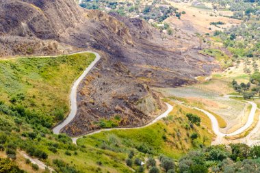 Gerace altında yolu