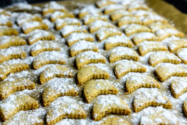 Gebakken vanille Halve Maen cookies op lade bakken — Stockfoto