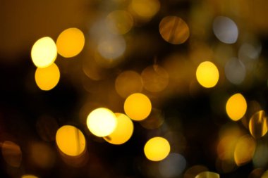Dekoratif chritmas parlak sarı bulanık ışıklar soyut