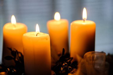 Advent çelenk üzerinde güzel dört yanan mumlar