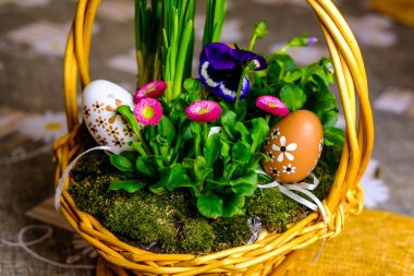 Güzel Paskalya sepeti tertibatları, çim ve yumurta