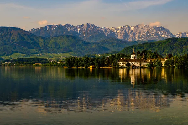 Beautiful view on Schloss Orth beneath Alps in Gmunden — Stock Photo, Image