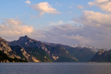 Traunsee, dağlar ve kasabadan Gmunden, Avusturya traunkirchen görüntüleyin
