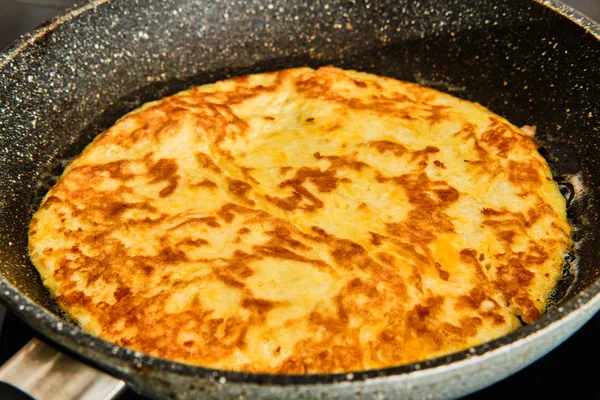 Cooking omellette on frying pan — Stock Photo, Image