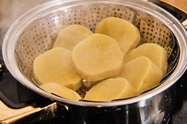 Парящий картофельный пельмень — стоковое фото