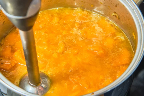 Misturando sopa de abóbora hokaido — Fotografia de Stock