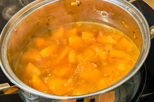 Cozinhar sopa de abóbora hokaido — Fotografia de Stock