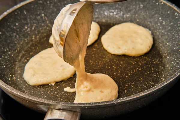 Pannenkoeken bakken op koekenpan — Stockfoto