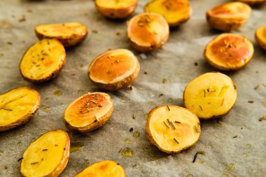 Fırınlanmış patates.