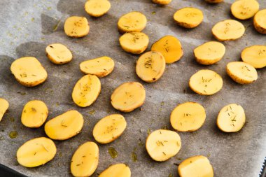 Kızarmış patates hazırlıyorum.