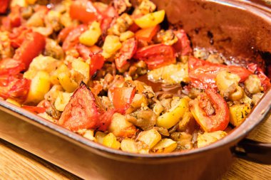 Pişirme tavasında kızarmış sebze.