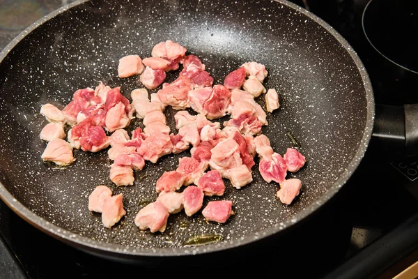돼지고기 고기를 요리한다 — 스톡 사진