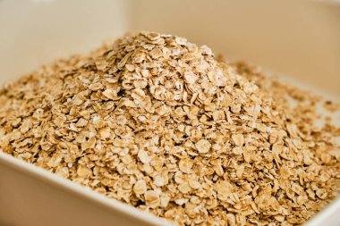 Yulaf ezmesi kasede.