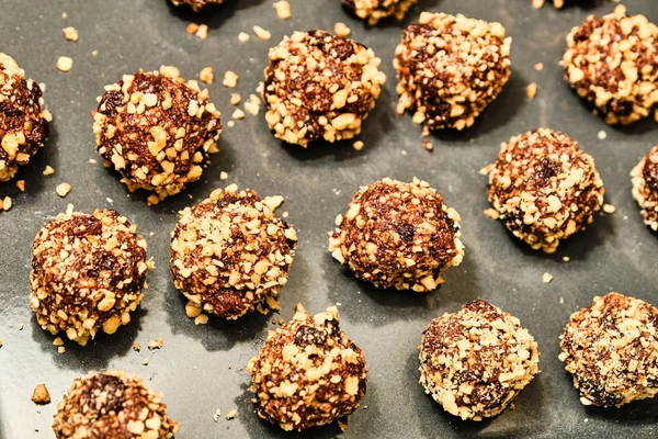 Шоколадные шарики из тертых грецких орехов — стоковое фото