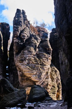 Kayalık oluşumu Tiske, mavi gökyüzünün altında eriyen karla birlikte bahar başında Westen Bohemya 'da bulut oluşturur.